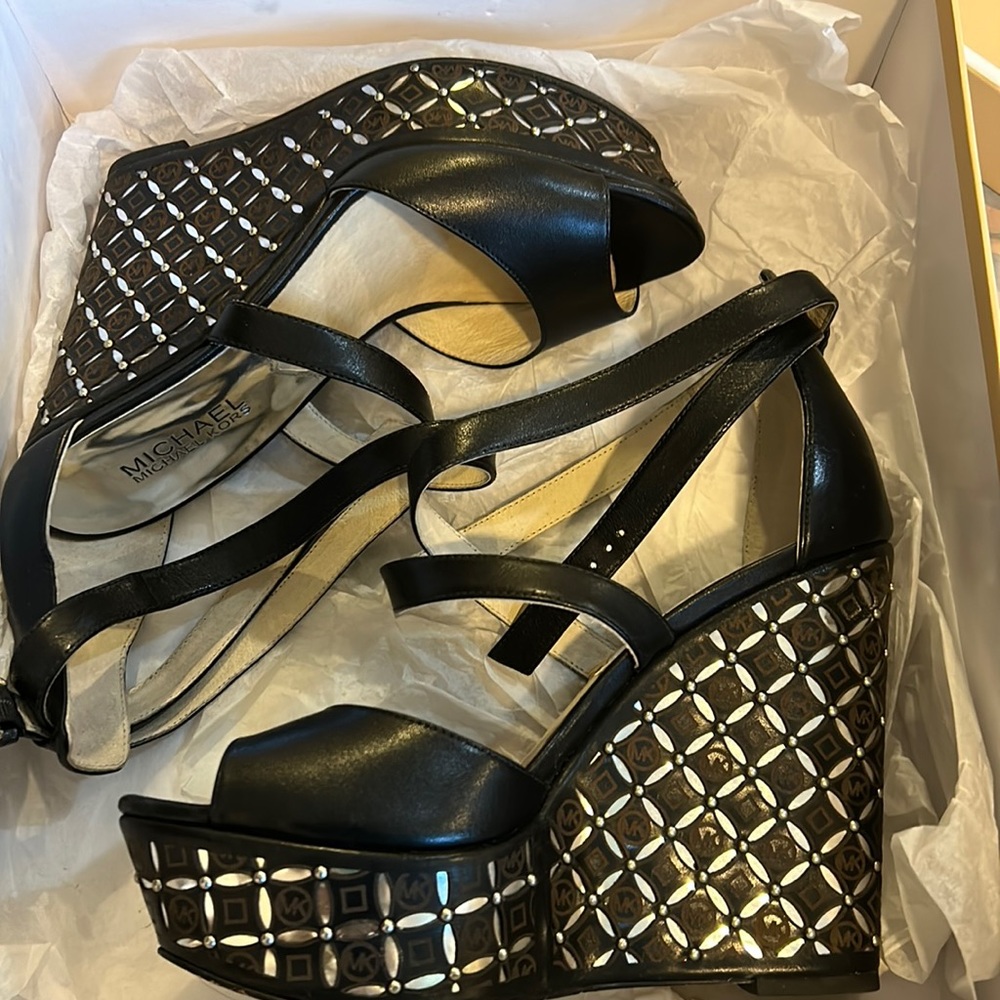 Michael kors Gabriella wedge. Great condition. Beautiful!